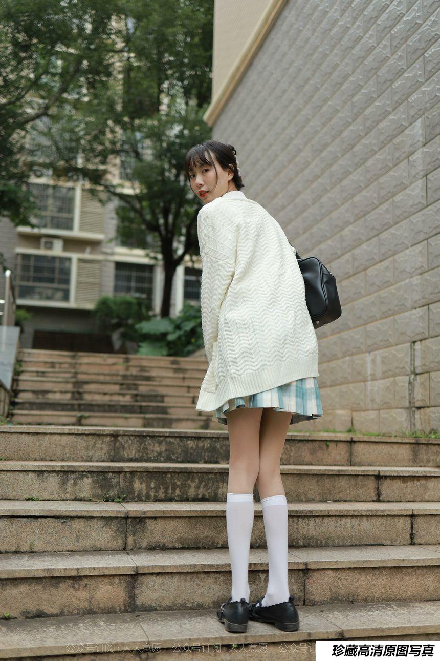 [IESS异思趣向] 2021.11.02 丝享家963：团团《长腿JK装》[94P／124MB]