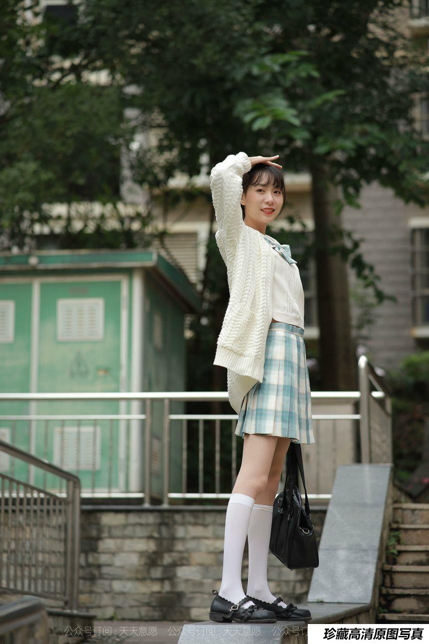 [IESS异思趣向] 2021.11.02 丝享家963：团团《长腿JK装》[94P／124MB]