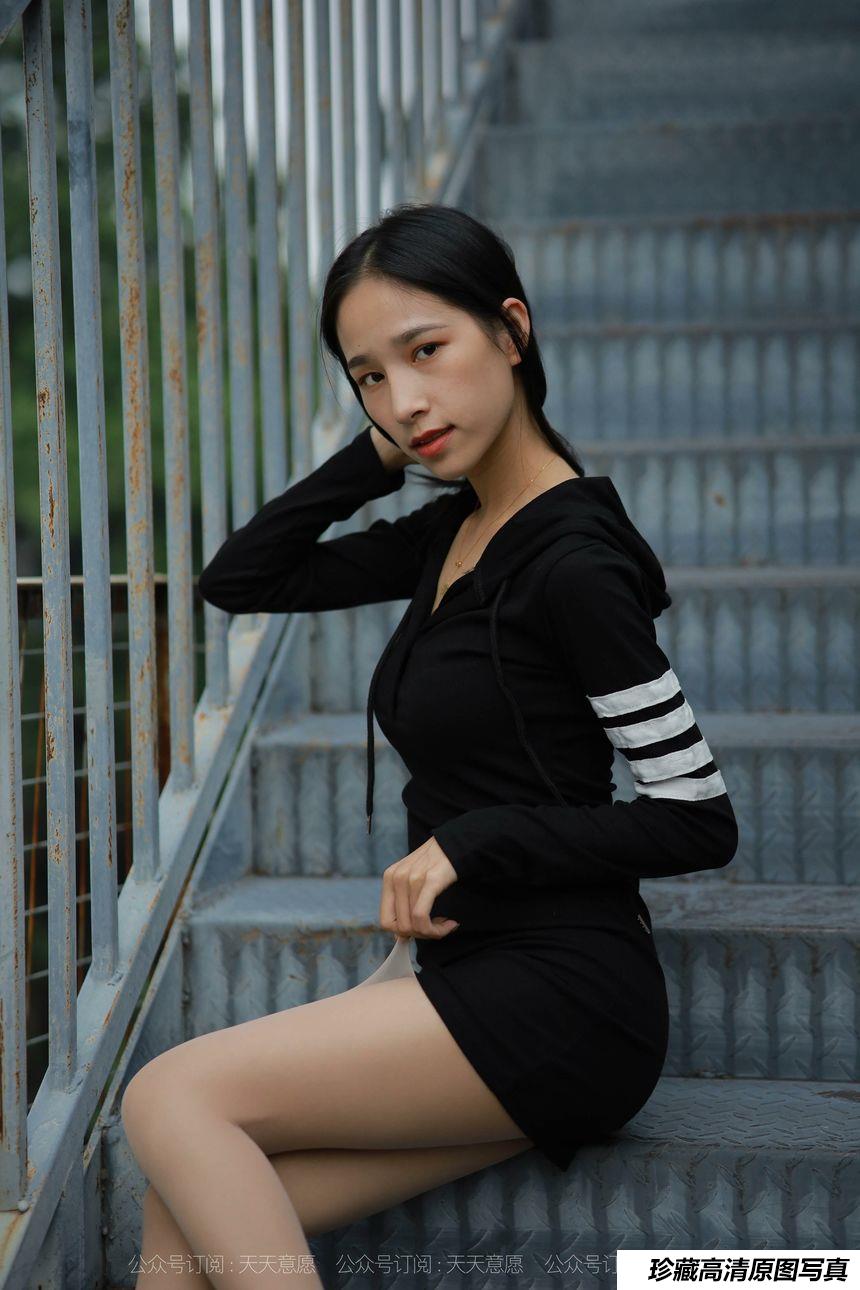 [IESS异思趣向] 2021.11.06 丝享家967：美子《天台大长腿》[77P／70MB]