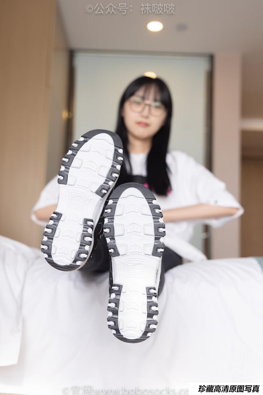 [BoBoSocks袜啵啵]NO.055 稚予-斯凯奇运动鞋、白棉袜、黑棉袜[139P+1V／6.67GB]