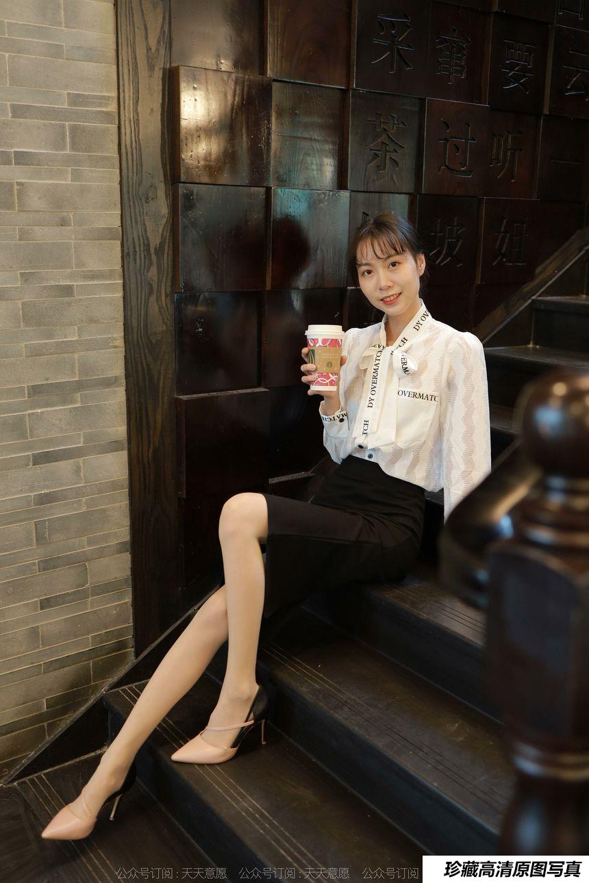 [IESS异思趣向] 2022.01.01 丝享家981：团团《气质一步裙》[91P／102MB]