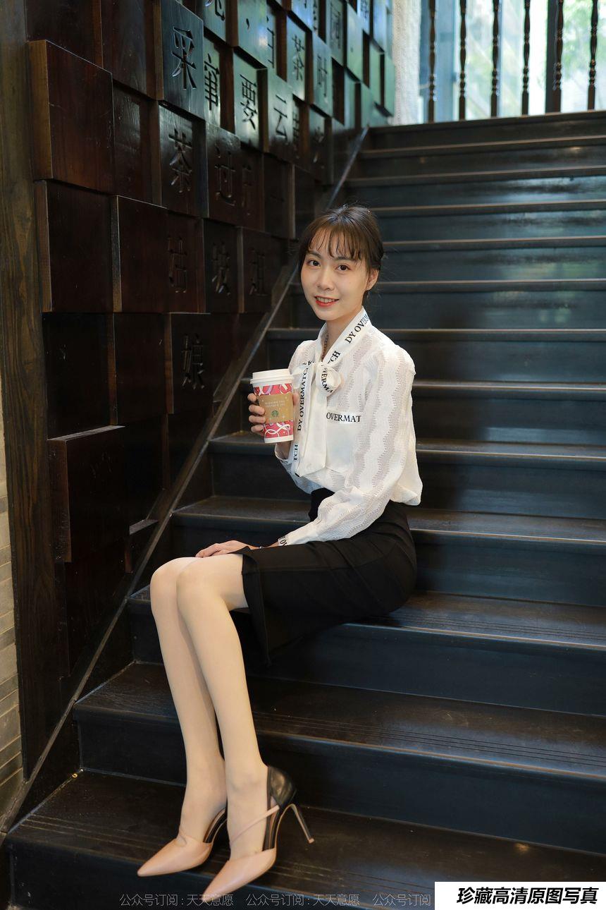 [IESS异思趣向] 2022.01.01 丝享家981：团团《气质一步裙》[91P／102MB]