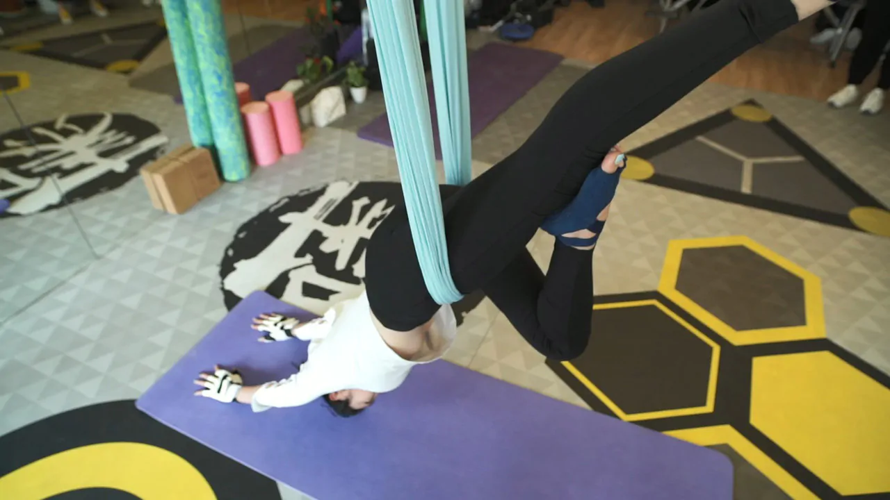 图片[6]-[明星]唐艺昕近距离拍摄瑜伽紧身高清视频[2v-3.95G-1080P]-绅士图